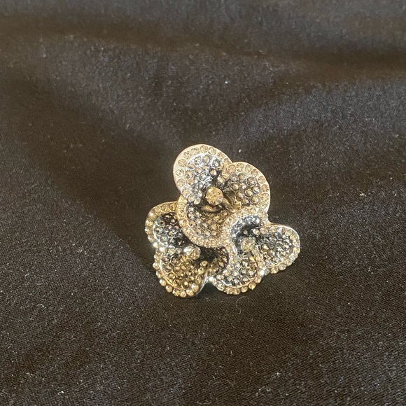 EXPRESS Triple Flower Silver Ring - Picture 5 of 6